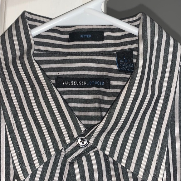 Men’s Van Heusen button down - L - Picture 2 of 2